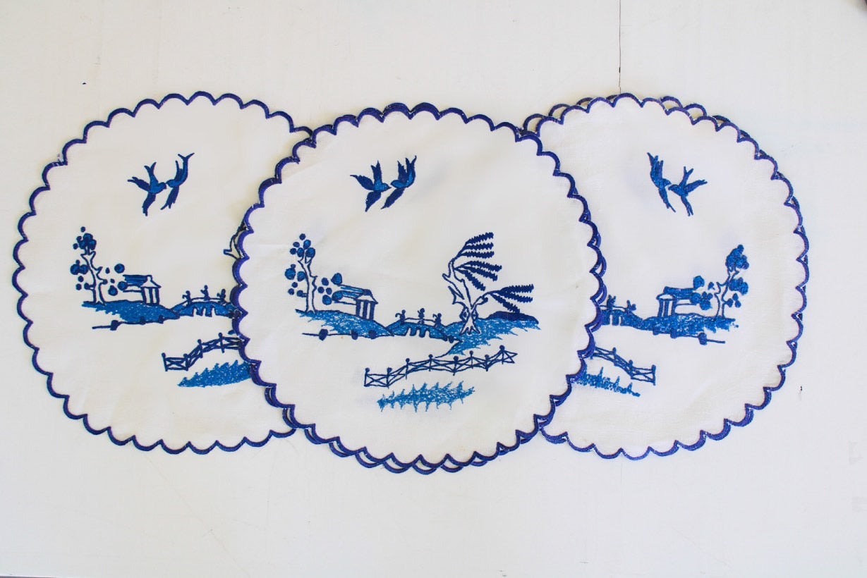 Vintage Embroidered Scalllop Placemat, Set of 5